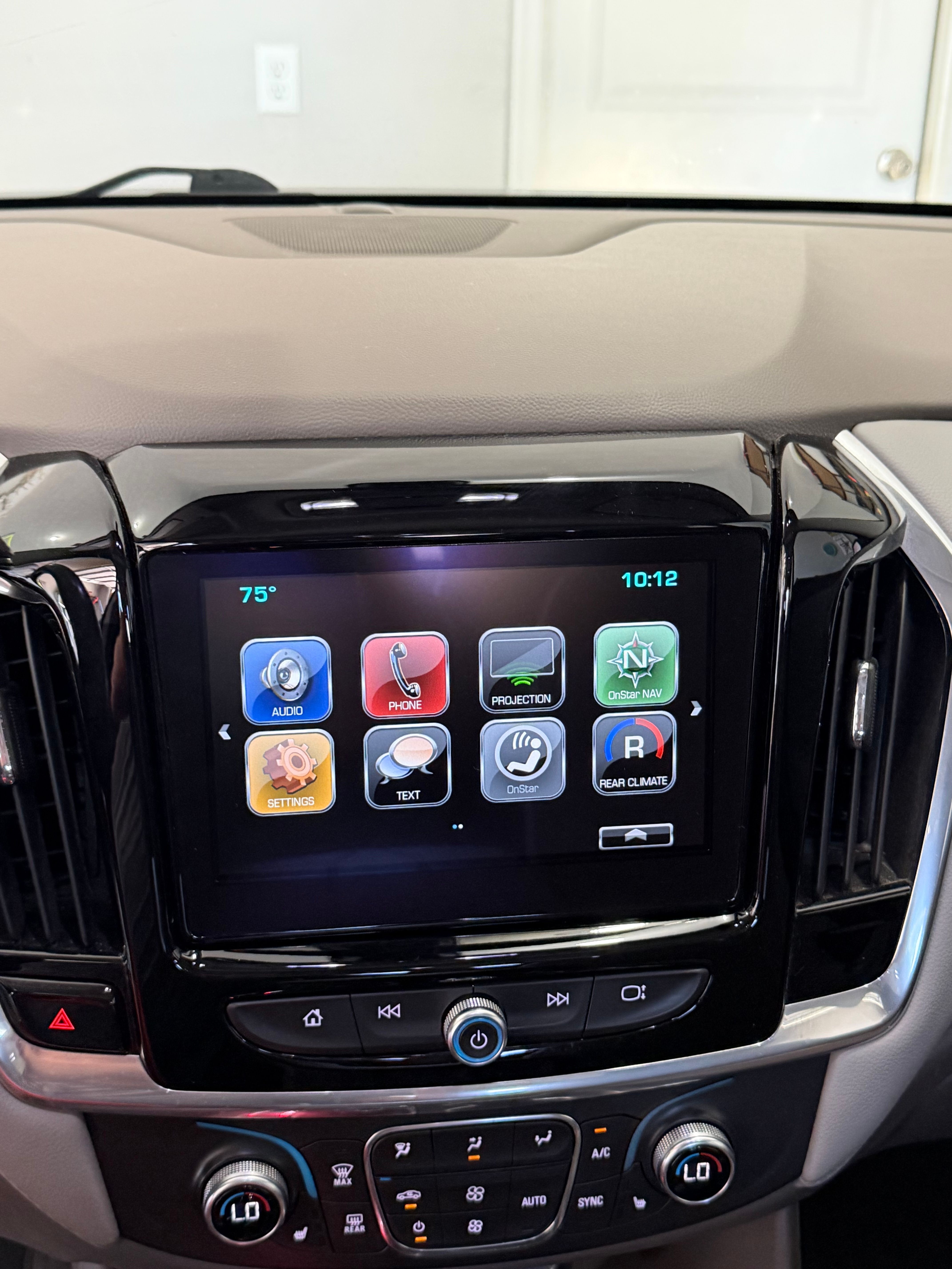 Used 2019 Chevrolet Traverse LT FWD image 2