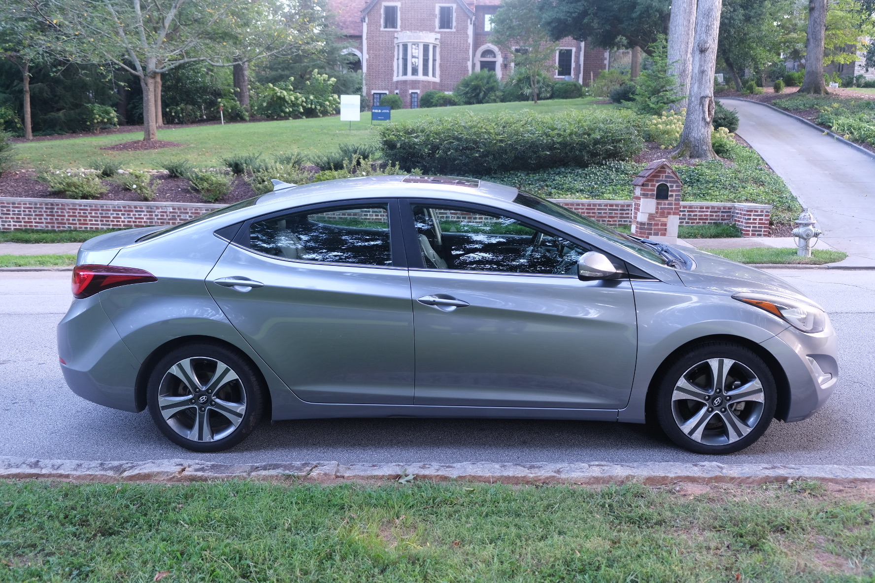 Used 2014 Hyundai Elantra Sport FWD image 2