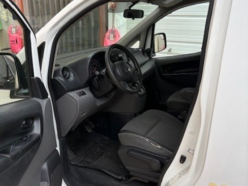 Used 2014 Nissan NV200 S w/ Back Door Glass Package image 4