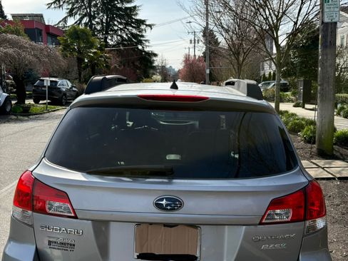 Used 2011 Subaru Outback 2.5i Limited image 11