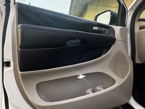 Used 2016 Dodge Grand Caravan American Value Package w/ UConnect Hands-Free Group image 9