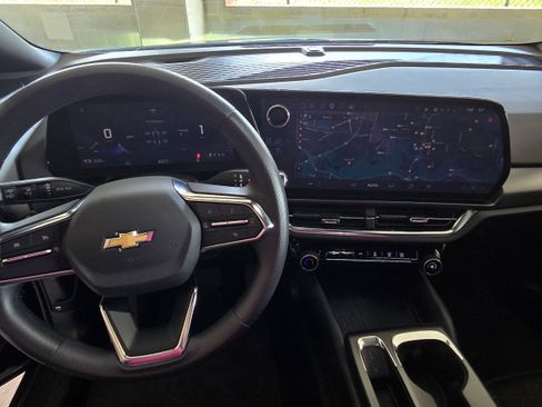 Used 2025 Chevrolet Equinox EV LT image 12