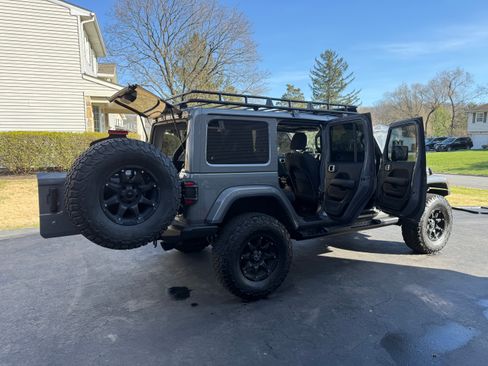 Used 2019 Jeep Wrangler Unlimited Sahara image 13