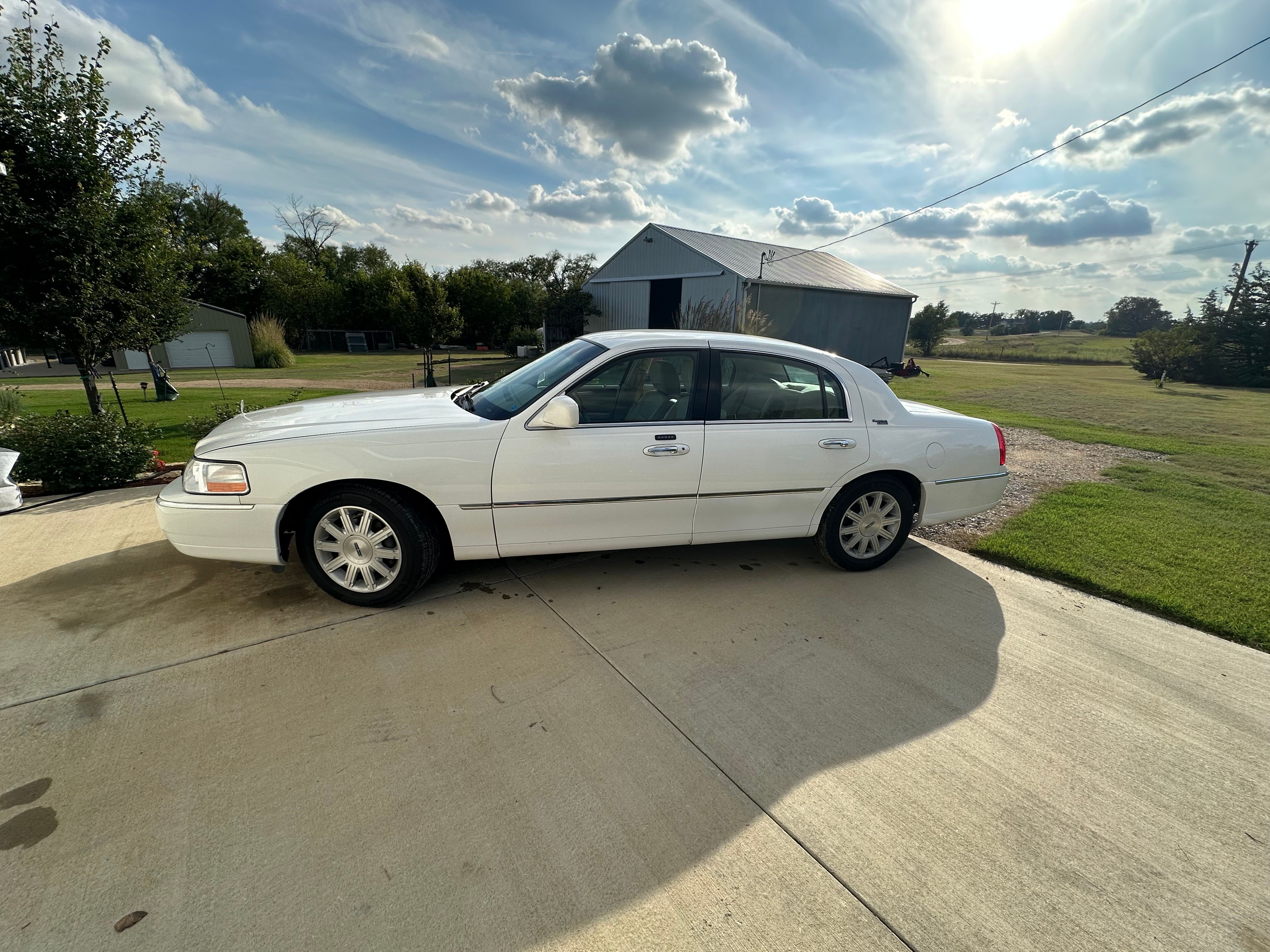 Used 2011 Lincoln Town Car Signature Limited RWD image 5