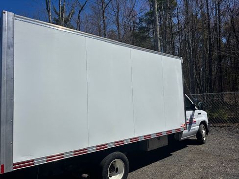 Used 2023 Ford E-450 and Econoline 450 Super Duty w/ Power Windows & Locks Group RWD image 7