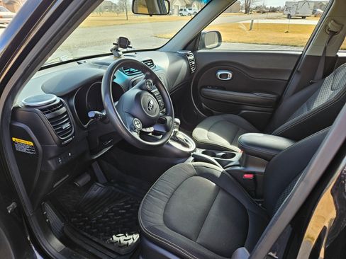 Used 2016 Kia Soul + image 1