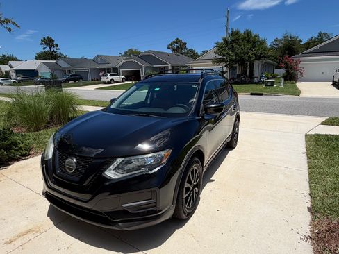 Used 2018 Nissan Rogue SV FWD image 1