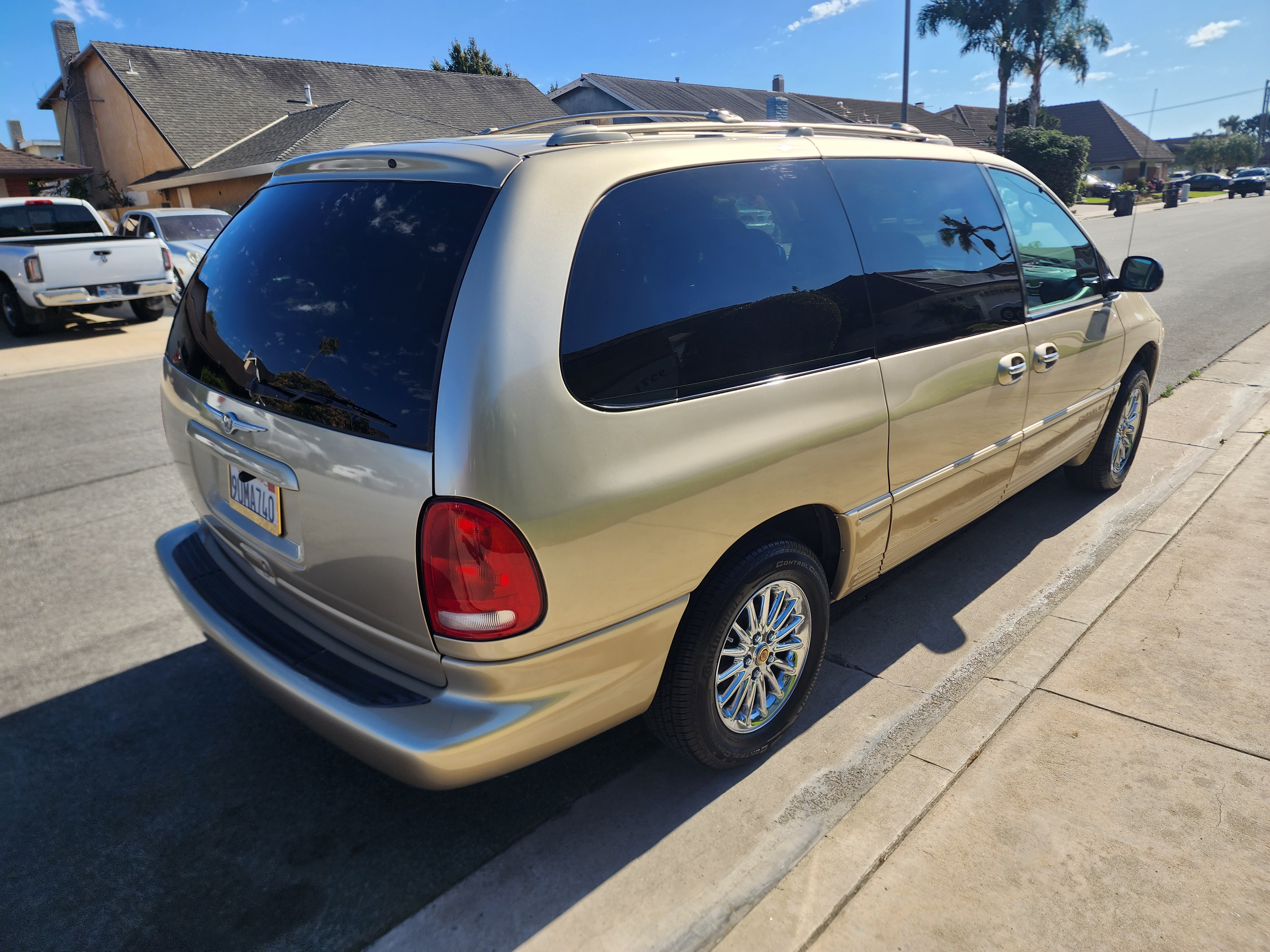 Used 2000 Chrysler Town & Country Limited FWD image 10