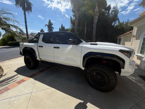Used 2025 Toyota Tacoma TRD Pro AWD/4WD image 9