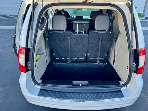 Used 2016 Chrysler Town & Country Touring image 14