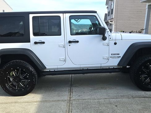 Used 2018 Jeep Wrangler Unlimited Sport S AWD/4WD image 2