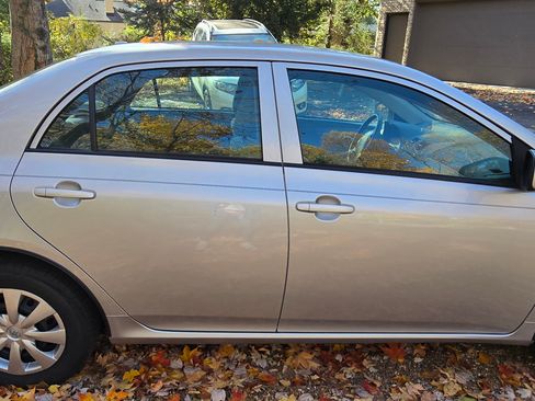 Used 2010 Toyota Corolla LE image 2