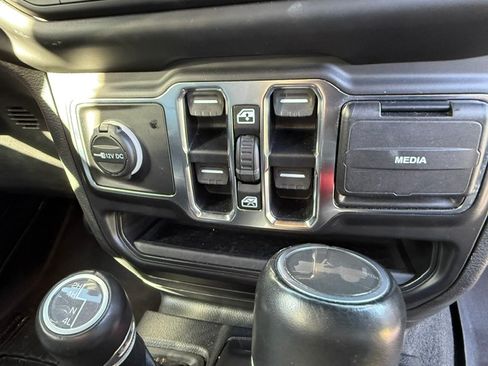Used 2021 Jeep Wrangler Unlimited Sahara AWD/4WD image 15