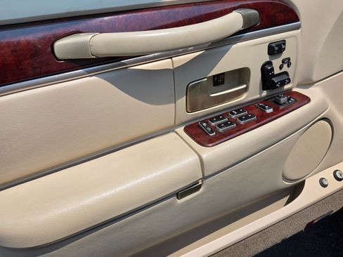 Used 2005 Lincoln Town Car Signature Limited RWD image 20