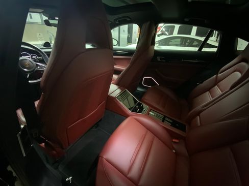 Used 2018 Porsche Panamera image 10