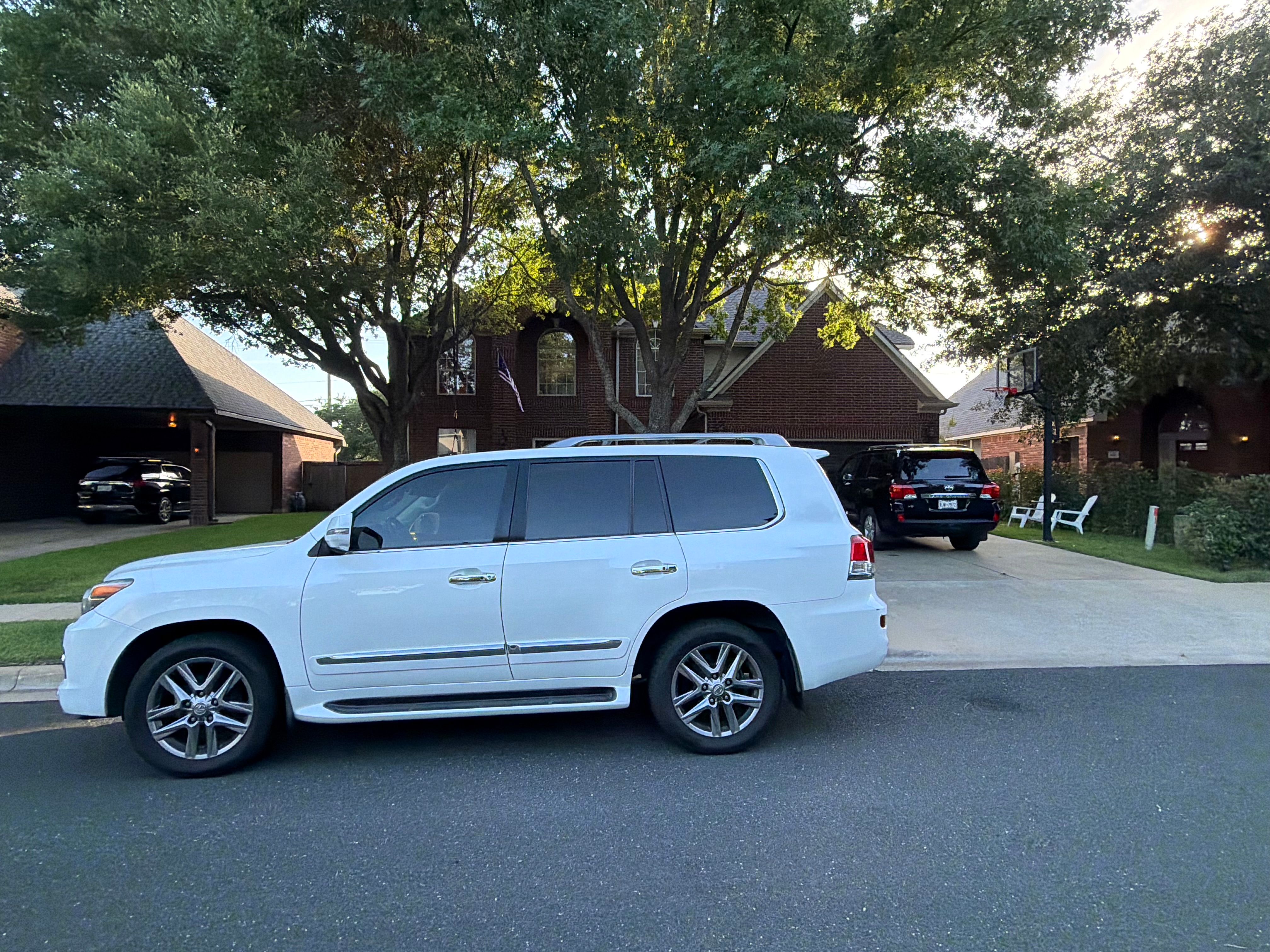 Used 2013 Lexus LX 570 4WD w/ Luxury Pkg image 4