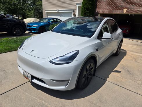 Used 2025 Tesla Model Y Performance AWD/4WD image 1