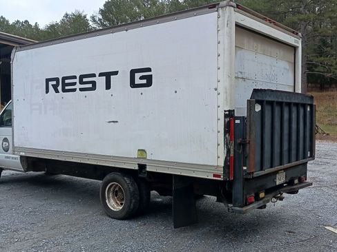 Used 2002 Ford E-350 and Econoline 350 Super Duty image 2