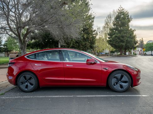 Used 2018 Tesla Model 3 Long Range image 9