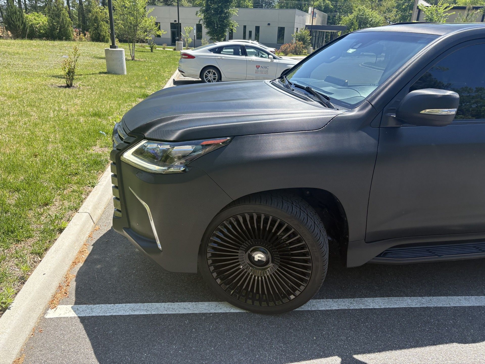 Used 2020 Lexus LX 570 4WD w/ Luxury Package image 8