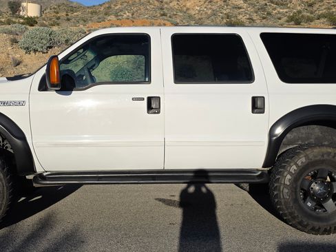 Used 2005 Ford Excursion XLT image 1