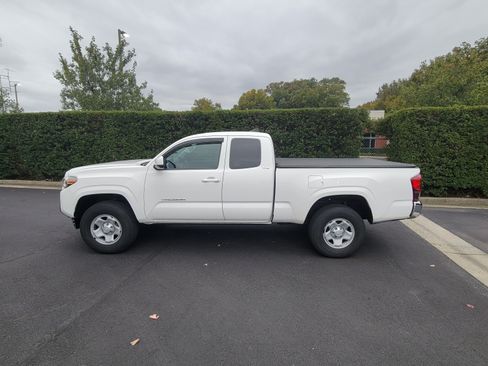 Used 2018 Toyota Tacoma SR5 image 4