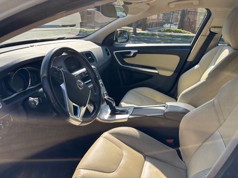 Used 2018 Volvo V60 T5 Dynamic w/ Vision Package image 11