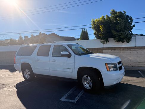 Used 2011 Chevrolet Suburban LT RWD image 6