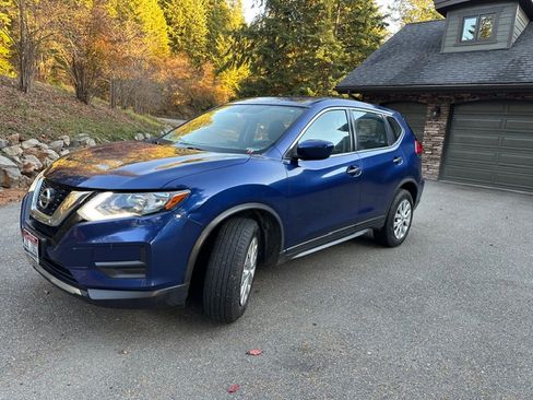 Used 2017 Nissan Rogue S image 2