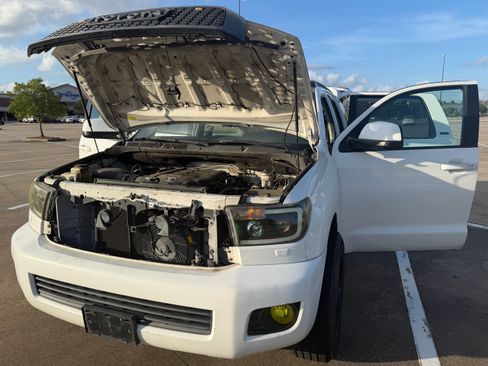 Used 2014 Toyota Sequoia SR5 RWD image 10