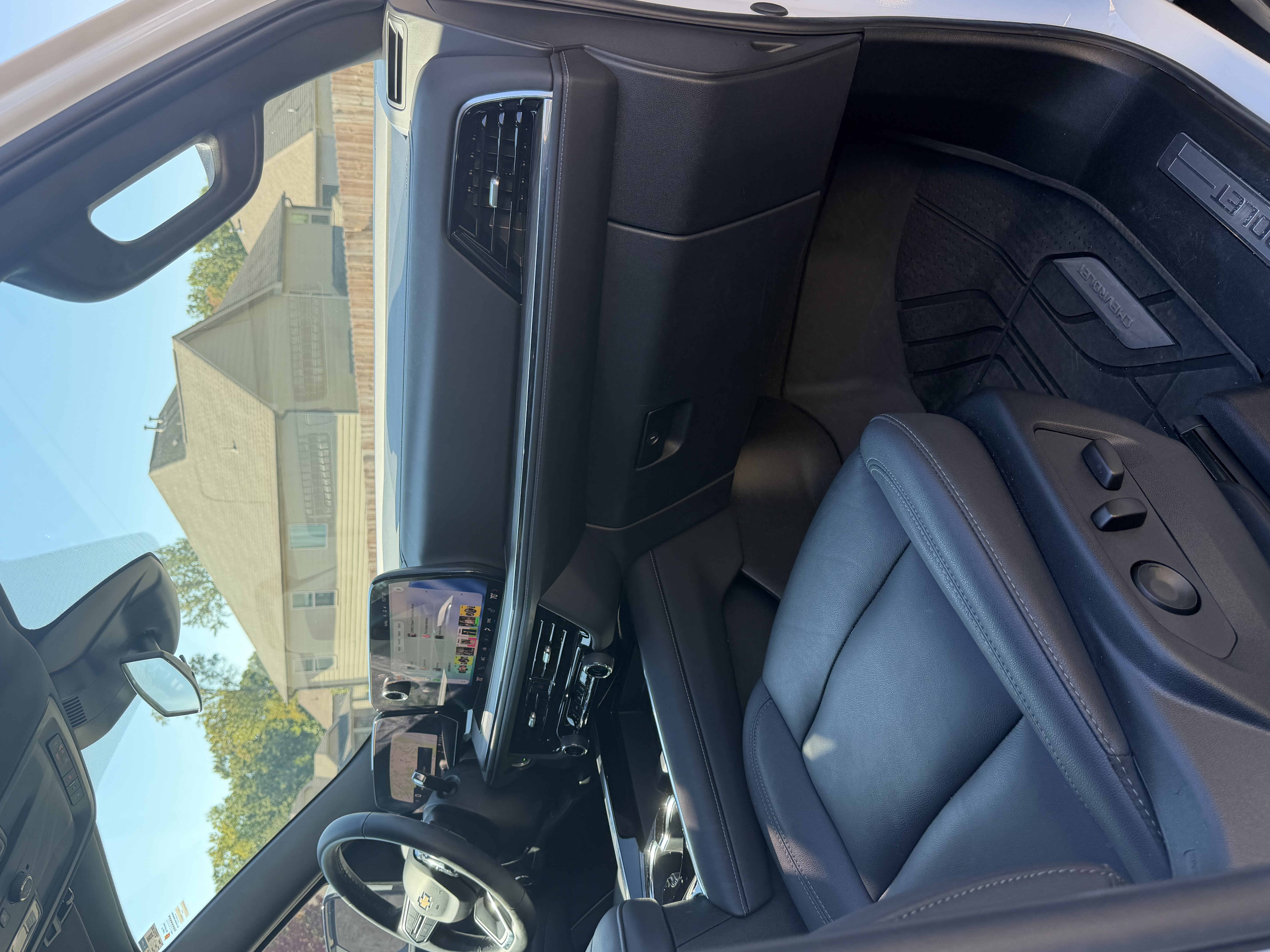 Used 2025 Chevrolet Suburban LT AWD/4WD image 18