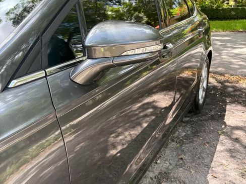 Used 2017 Ford Fusion SE w/ Fusion SE Technology Package image 4