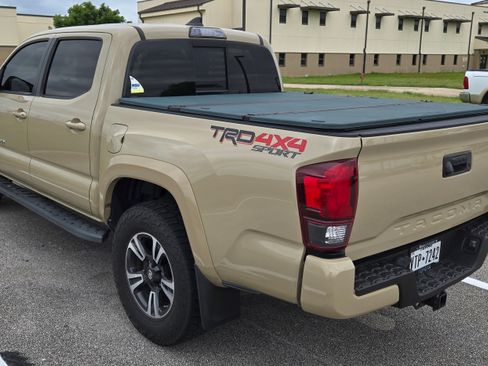 Used 2018 Toyota Tacoma TRD Sport AWD/4WD image 5