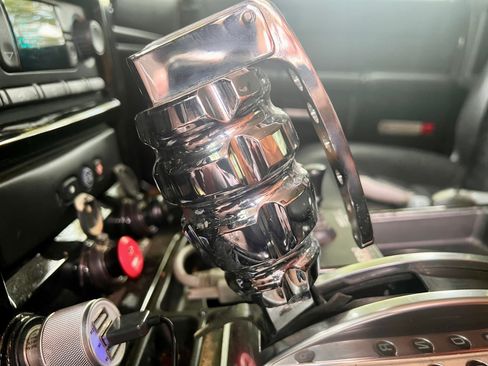 Used 2005 HUMMER H2 SUT Sport Utility Pickup 4D w/ Preferred Equipment Group image 10