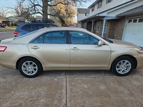 Used 2011 Toyota Camry LE image 4