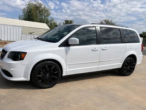 Used 2016 Dodge Grand Caravan SXT FWD image 2