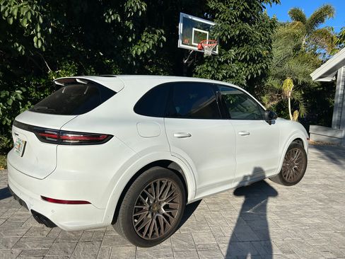 Used 2023 Porsche Cayenne Platinum Edition image 4