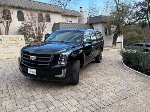 Used 2019 Cadillac Escalade ESV Luxury w/ Escalade Sport Edition RWD image 13
