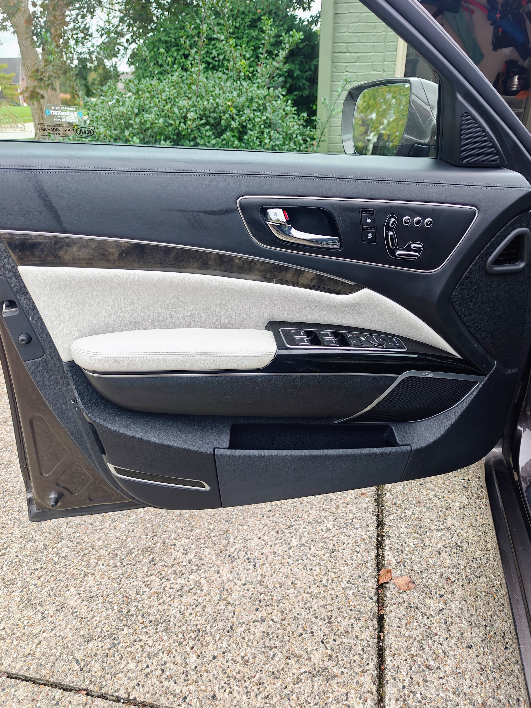 Used 2015 Kia K900 Luxury w/ VIP Package (Discontinued) RWD image 12