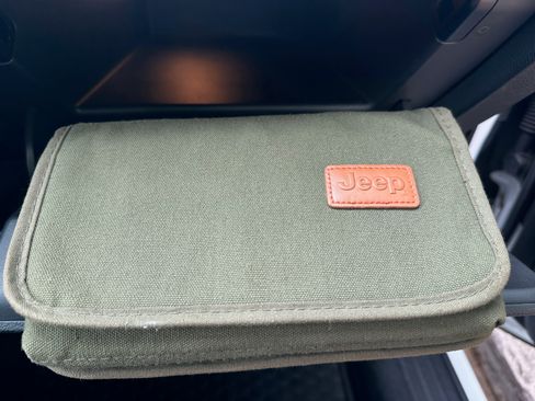 Used 2015 Jeep Cherokee Trailhawk w/ Comfort/Convenience Group AWD/4WD image 32