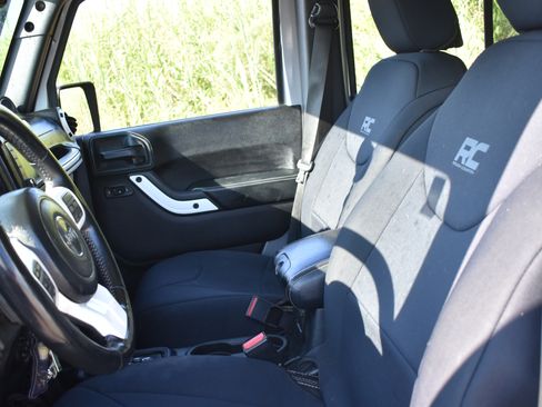 Used 2014 Jeep Wrangler Unlimited Sahara image 11