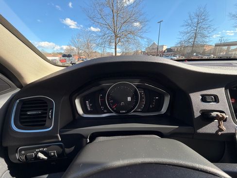 Used 2017 Volvo V60 T5 Platinum image 11