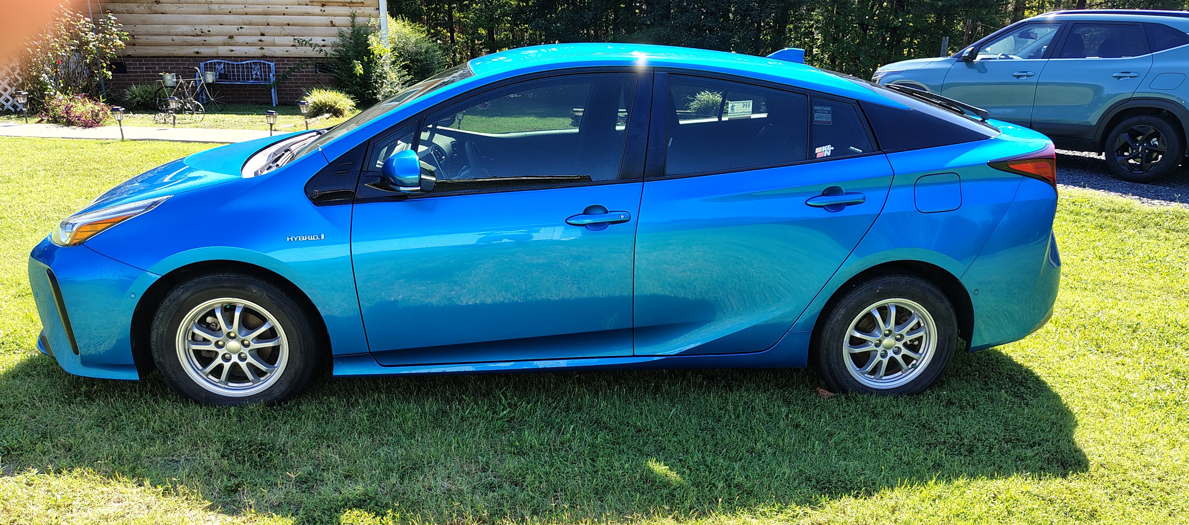 Used 2020 Toyota Prius LE FWD image 1