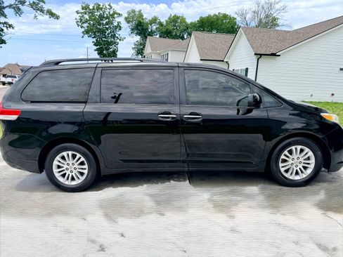 Used 2012 Toyota Sienna XLE w/ Premium Pkg FWD image 2