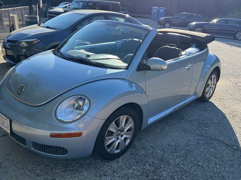 Used 2010 Volkswagen Beetle Convertible image 2