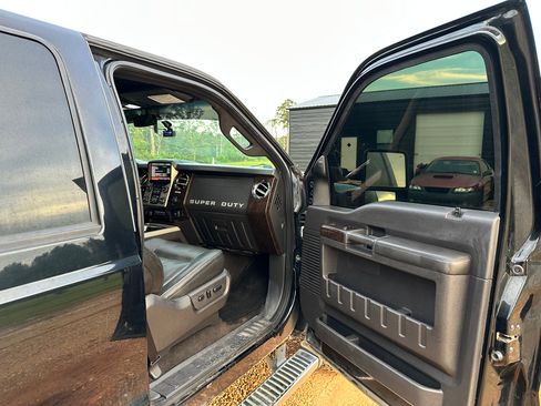 Used 2016 Ford F250 Platinum w/ FX4 Off-Road Package AWD/4WD image 25