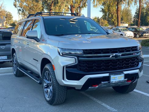 Used 2022 Chevrolet Suburban Z71 w/ Luxury Package image 2