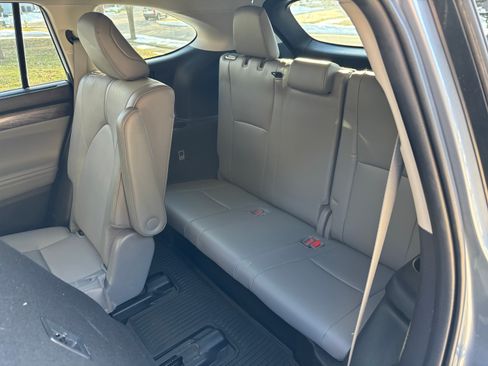 Used 2022 Toyota Highlander Limited image 10