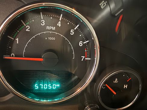 Used 2017 Jeep Wrangler Unlimited Sahara w/ Connectivity Group AWD/4WD image 6
