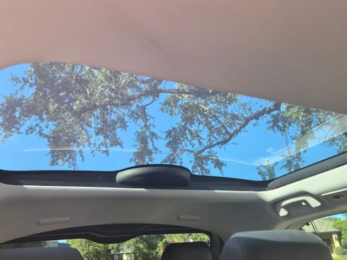 Used 2018 Land Rover Discovery SE image 25